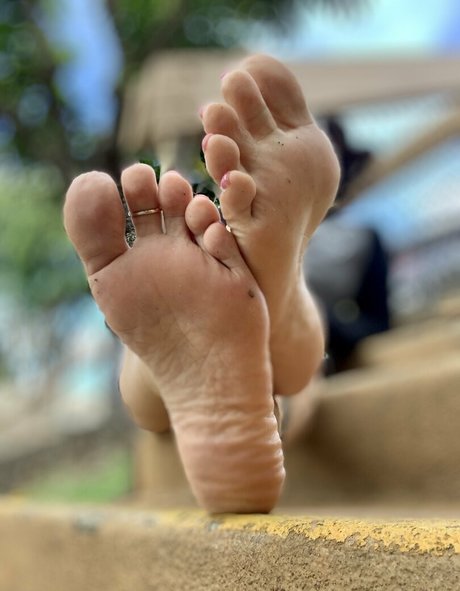 Kimkissesfootgoddess