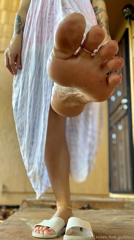 Kimkissesfootgoddess