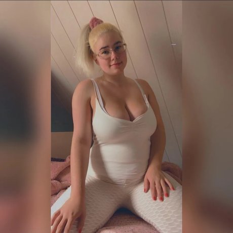 Foto di nudo di fuga di OnlyFans di Sina