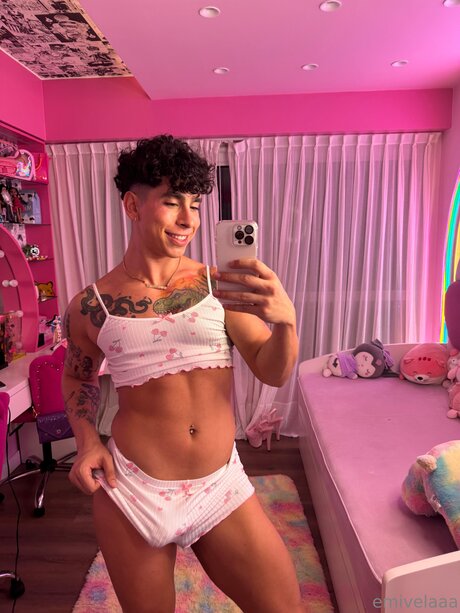 Foto di nudo di fuga di OnlyFans di Emivelaaa