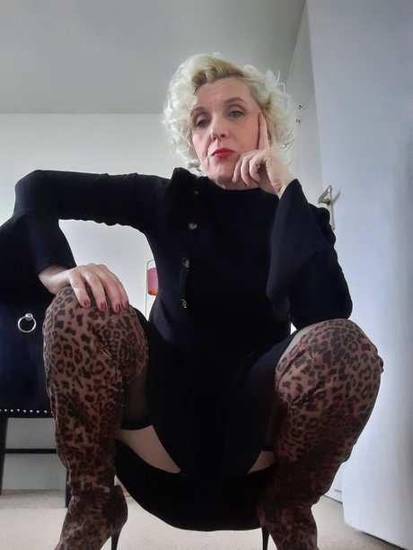 Mistress Lola Von J