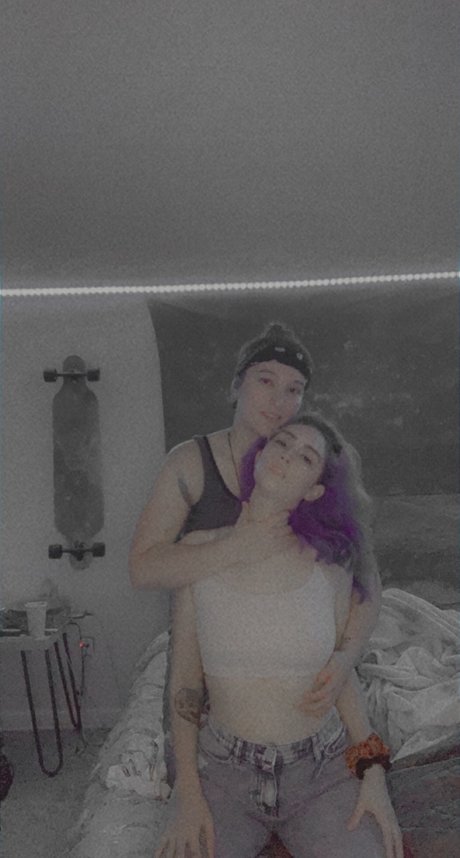 Foto di nudo di fuga di OnlyFans di That Horny Lesbian Couple