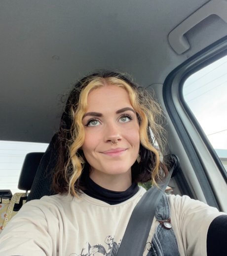 Foto di nudo di fuga di OnlyFans di Mon