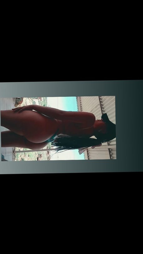 Foto di nudo di fuga di OnlyFans di Naomicruzz 