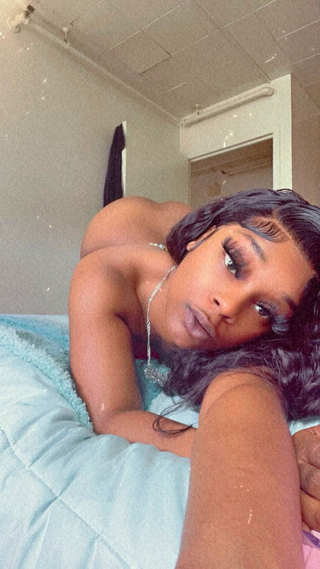 Foto di nudo di fuga di OnlyFans di Melllly 