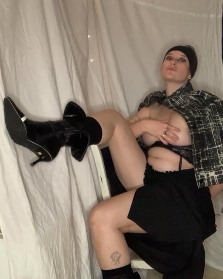 Foto di nudo di fuga di OnlyFans di Albtraumaufzweibeinen