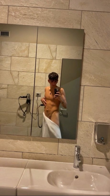 Foto di nudo di fuga di OnlyFans di Achille