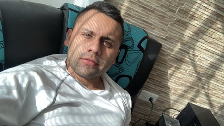 Foto di nudo di fuga di OnlyFans di Juan Guzman