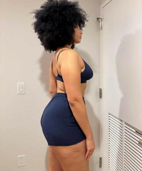 Foto di nudo di fuga di OnlyFans di Shadia Ampadu