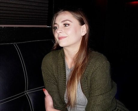 Foto di nudo di fuga di OnlyFans di Gloryhole Swallow