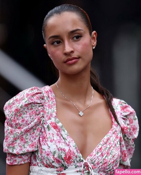 Alexandra Saint Mleux