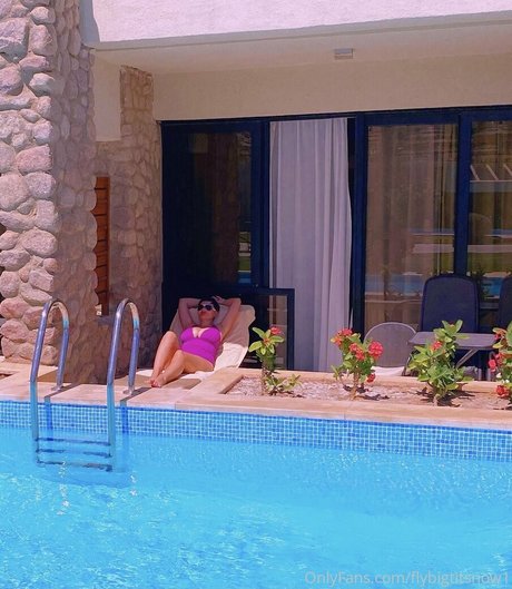 Girlwithhugecleavage