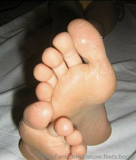Deluxefeetsbooty