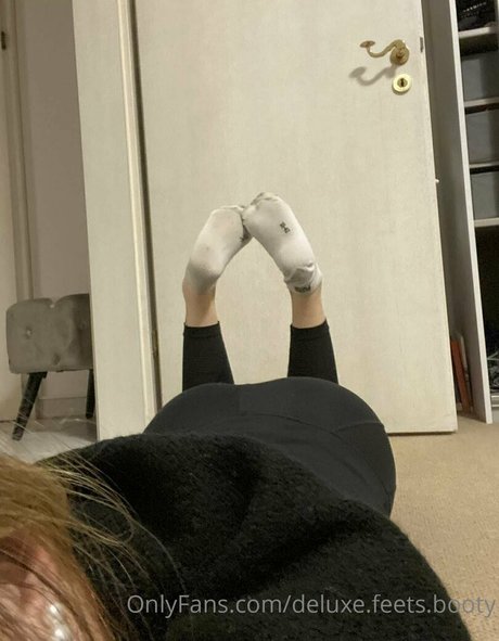 Deluxefeetsbooty