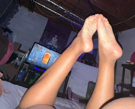 Littleebonyfeet