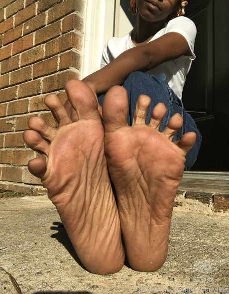 Littleebonyfeet