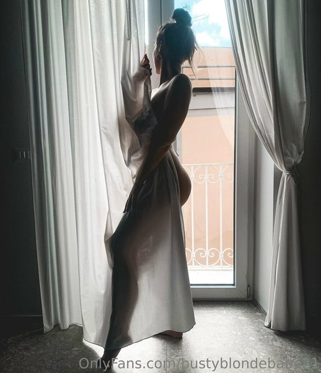 Bustyblondebabe21